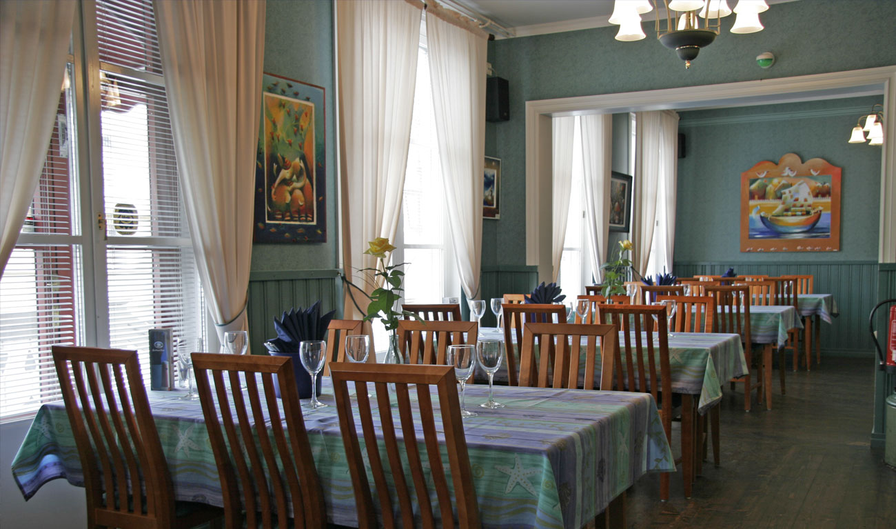 JuhlaPookin katettu ruokasali.