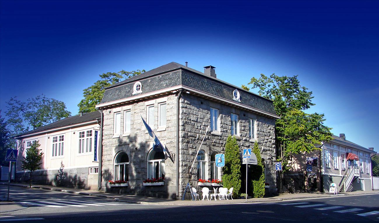 Gasthaus Pookin kivitalo Ylinenkadun kulmassa.